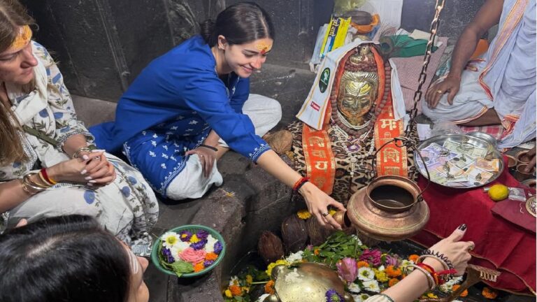 Ananya Panday Trimbakeshwar visit: महादेव की शरण में पहुंचीं अनन्या पांडे, इंस्टा पोस्ट में लिखा ‘सबसे अच्छे सफर की शुरुआत’