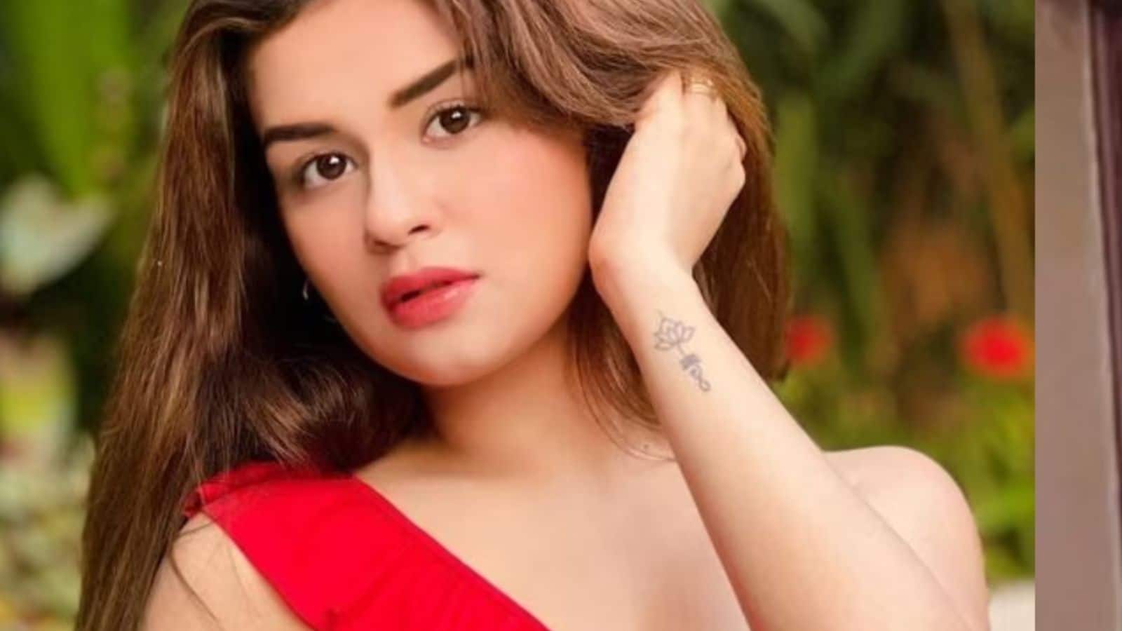 Avneet Kaur: हाथों में हाथ डाले नजर आईं अवनीत, डिलीट स्टोरी ने बढ़ाया सस्पेंस, कौन है खास शख्स?