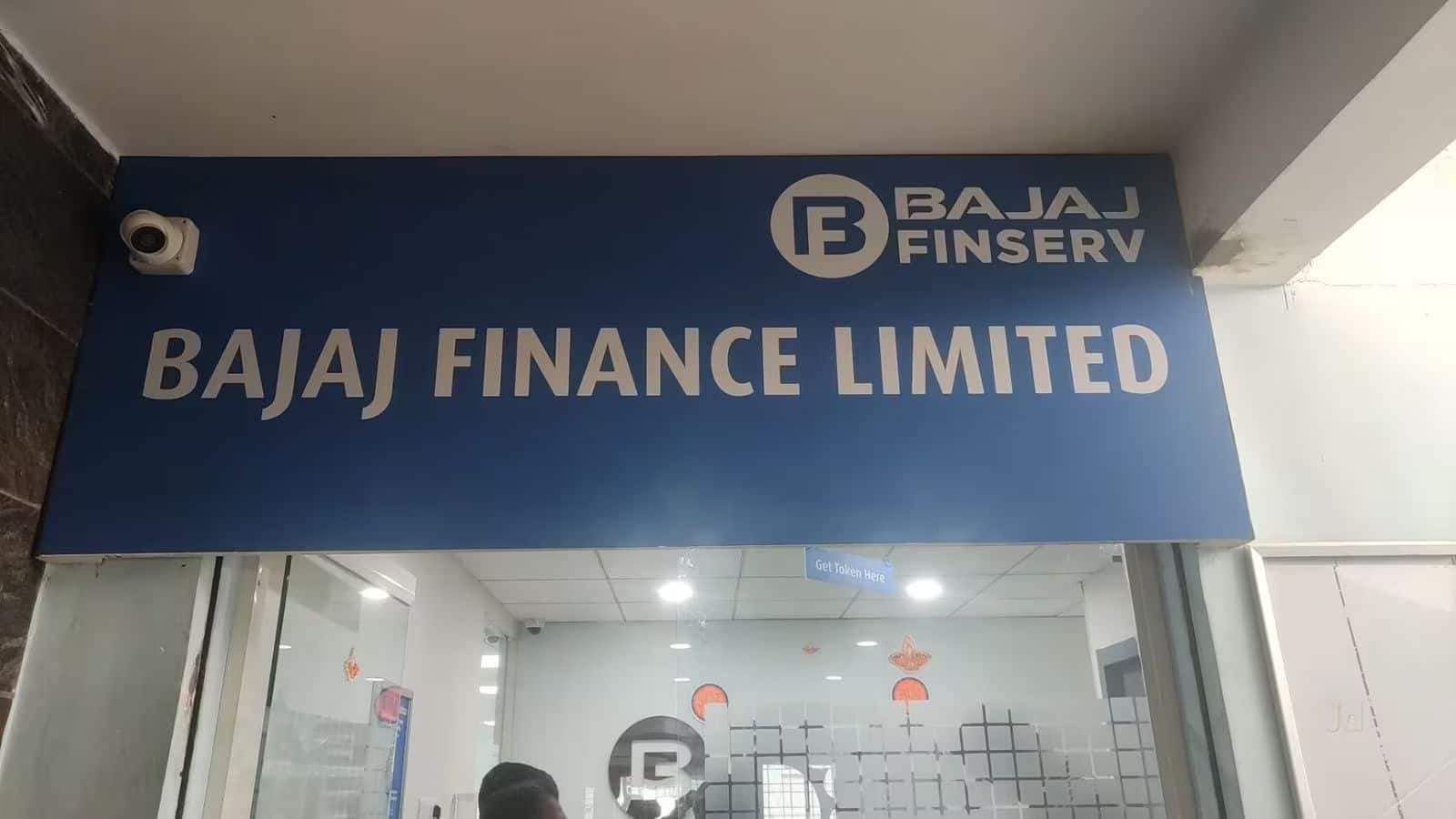 Bajaj Finance Q3 Results: बजाज फाइनेंस का मुनाफा 5.6% गिरा, NII में तगड़ा उछाल; शेयरों पर रहेगी नजर