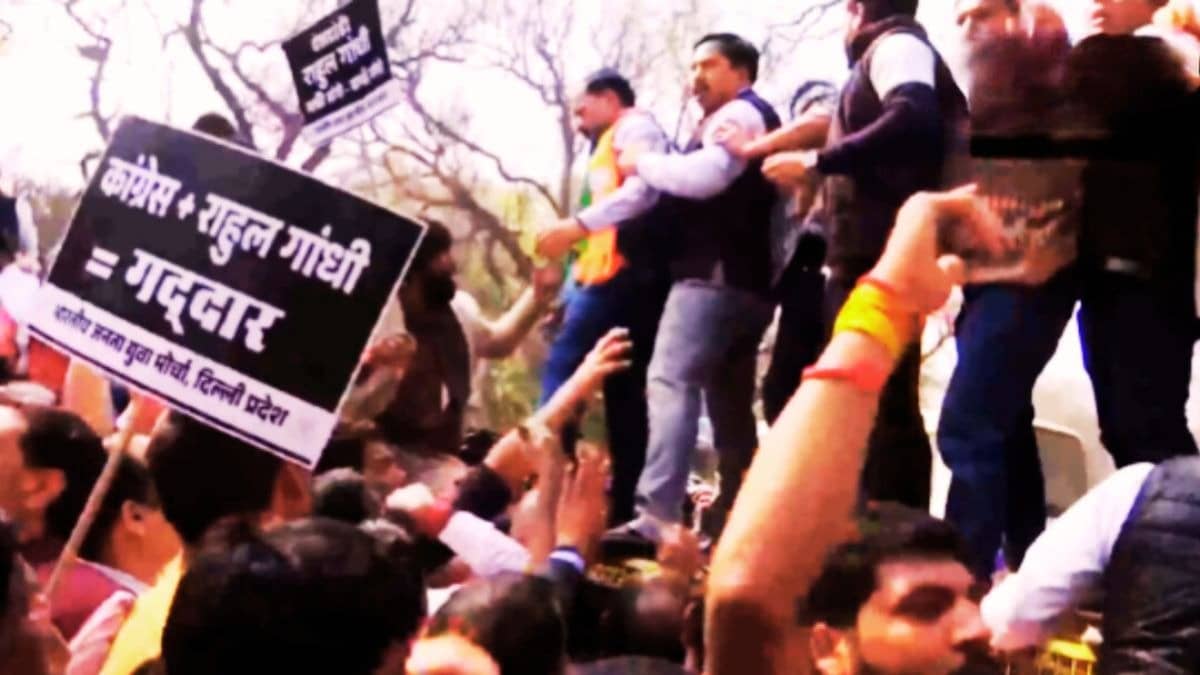 'राहुल गांधी माफी मांगे...', AI समिट में शर्टलेस प्रदर्शन के खिलाफ BJP का हल्ला बोल, कांग्रेस मुख्यालय के बाहर जमकर की नारेबाजी