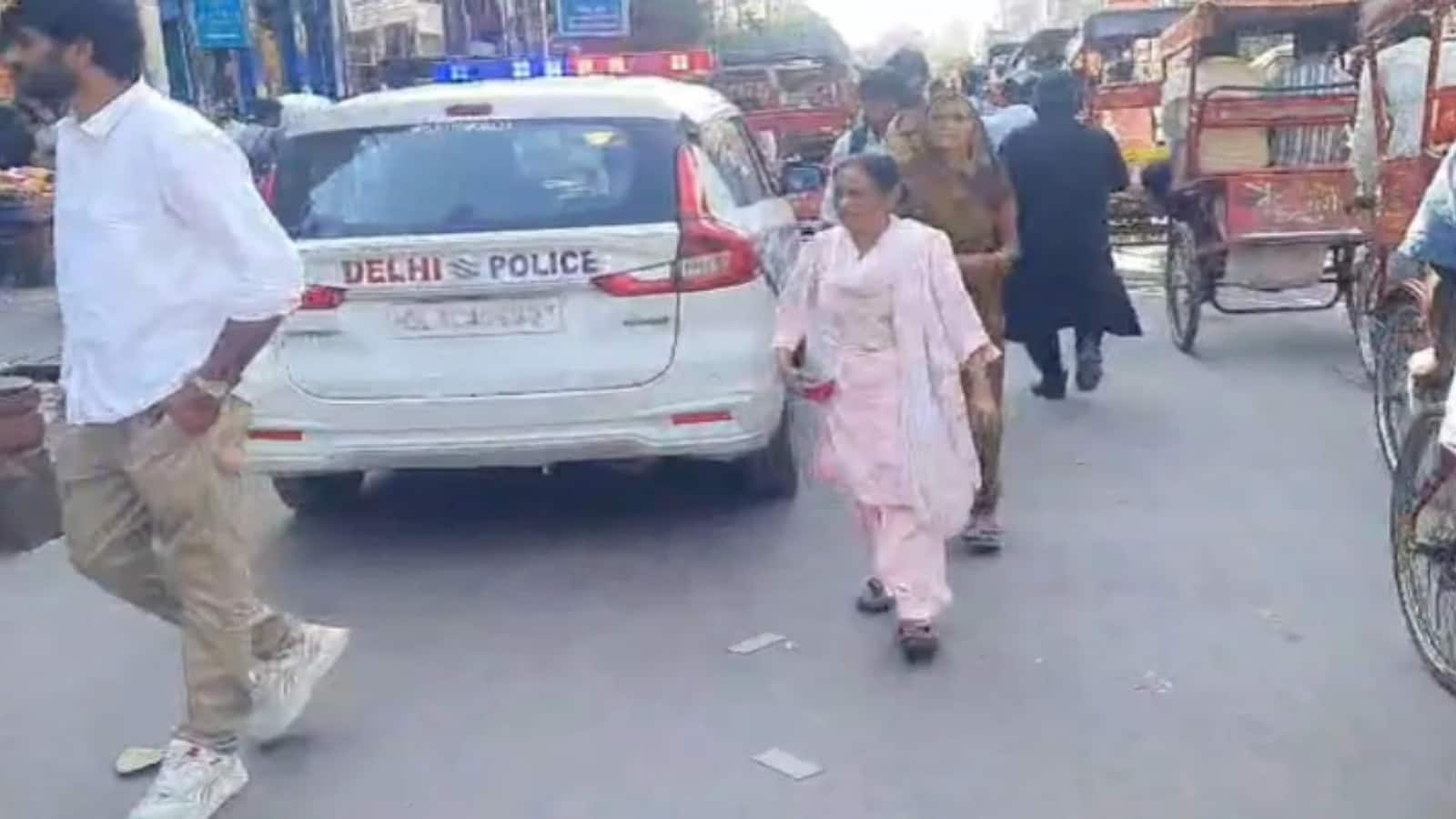 Chandni Chowk Robbery: चांदनी चौक में दिनदहाड़े 60 लाख की लूट, बदमाशों ने बंदूक की नोक पर ज्वेलरी शॉप को बनाया निशाना