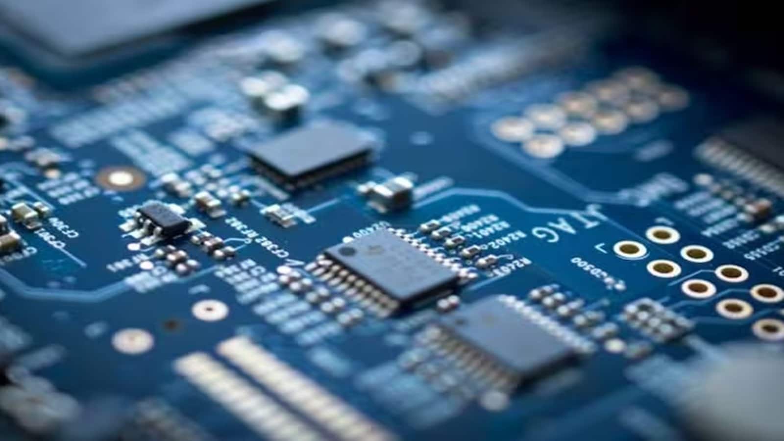 बजट 2026 में इंडिया सेमीकंडक्टर मिशन 2.0 का ऐलान; CG Power, MIC Electronics जैसे शेयर 6% तक चमके
