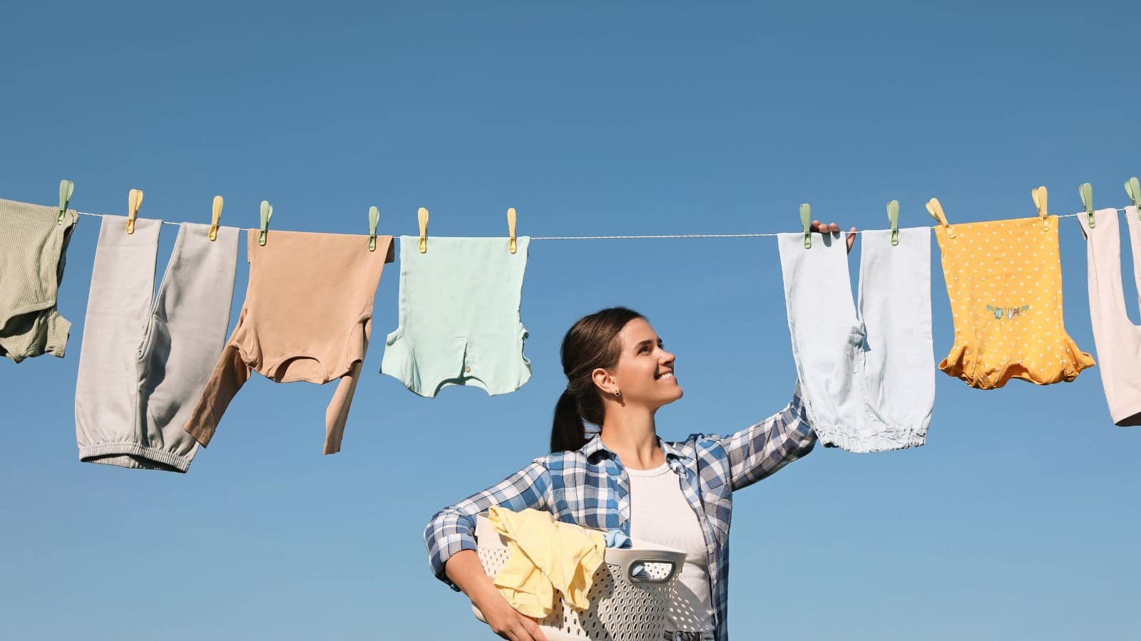 बिना धूप के घर में कपड़े कैसे सुखाएं? जानें आसान तरीके