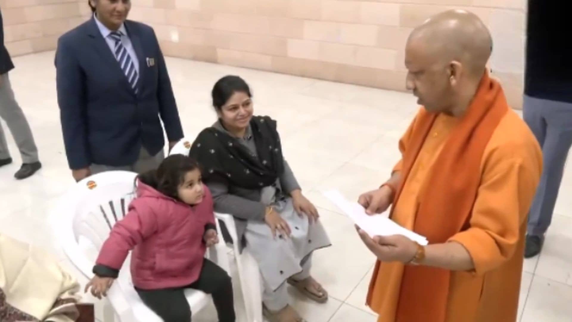 'इतनी ठंड में स्कूल जाओगी तुम...', 'जनता दर्शन' में बच्ची संग CM योगी की दिल छू लेने वाली बातचीत, VIDEO