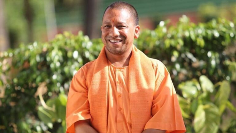 भगवा चोला, सैंडल की जगह जूते और गले में पटका...इसी पोशाक में CM योगी करेंगे सिंगापुर-जापान का दौरा; जानिए कौन-कौन जा रहा है उनके साथ