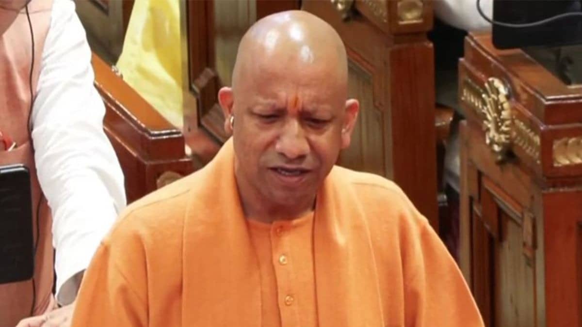 CM Yogi Singapore Visit: 2017 के बाद सीएम योगी का पहला विदेश दौरा, सिंगापुर में इन खास लोगों से करेंगे मुलाकात; यहां पढ़िए पूरा शेड्यूल