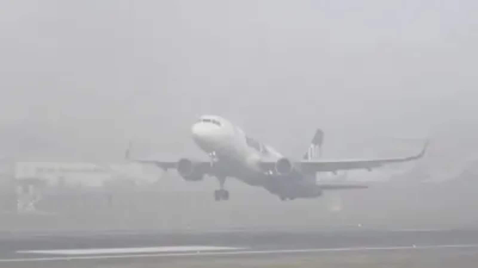 Delhi Fog News: घने कोहरे की चपेट में राजधानी, विजिबिलिटी 50 मीटर से कम, दिल्ली एयरपोर्ट ने जारी की एडवाइजरी