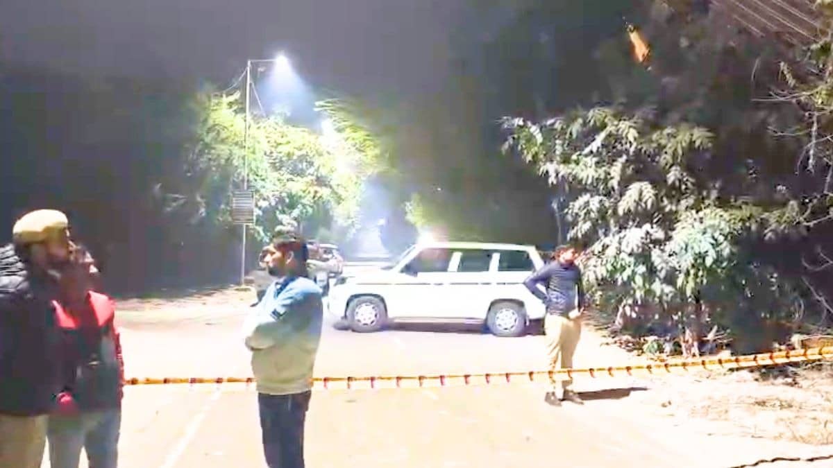 Delhi Crime: सुबह-सुबह दिल्ली पुलिस ने तीन बदमाशों का किया हाफ एनकाउंटर, SI को छूकर निकली गोली; असद गैंग का सरगना भी गिरफ्तार