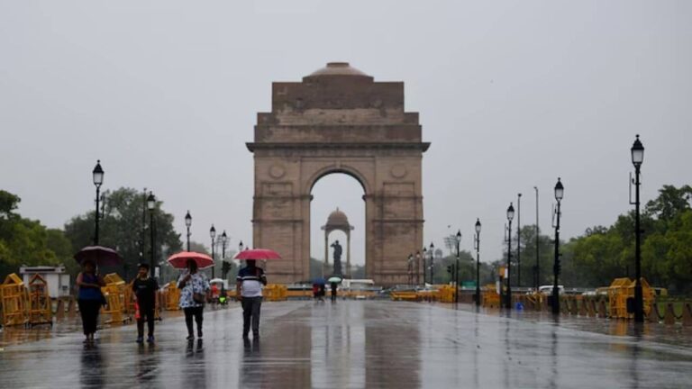 दिल्ली-NCR में अचानक बदला मौसम का मिजाज, आसमान में छाए काले बादल; कई जगहों पर बूंदाबादी से बढ़ी ठंड; जानें IMD का अलर्ट