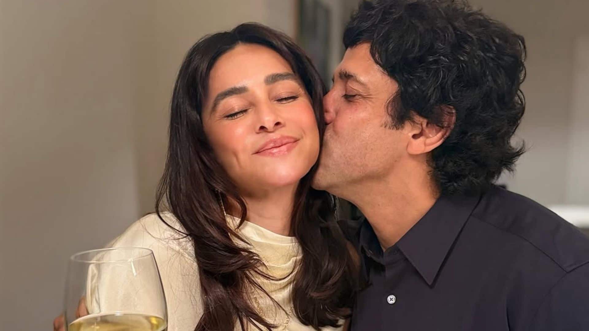 Farhan Akhtar-Shibani Dandekar ने सेलिब्रेट की शादी की सालगिरह, रोमांटिक फोटोज के साथ लिखा- 'फॉरएवर एंड बियॉन्ड'