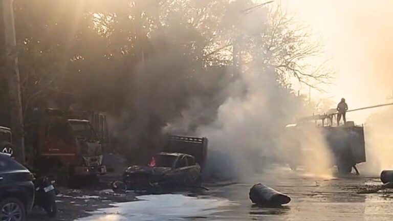 फरीदाबाद के तेल गोदाम में लगी भीषण आग, 12 से ज्यादा लोग झुलसे; मौके पर खड़ी जेसीबी समेत दर्जनभर गाड़ियां जलकर राख