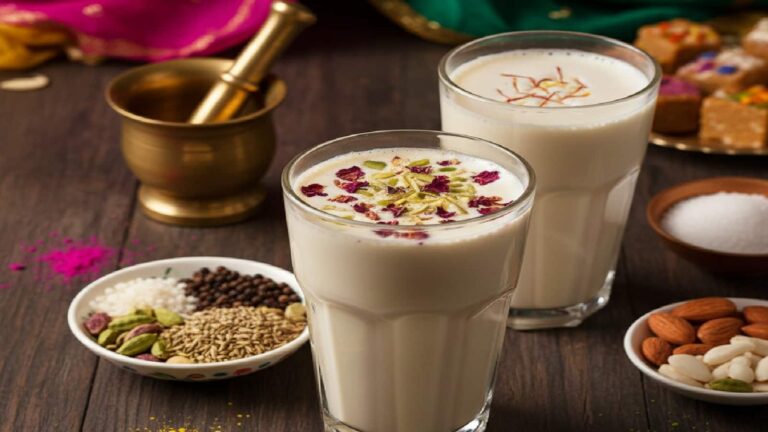 Holi Special Thandai Recipe: इस होली पर सर्व करें घर पर बनी बिना भांग की ठंडाई, बस 10 मिनट में हो जाएगी तैयार
