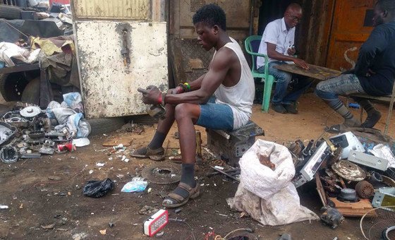 विषैले प्रदूषण की चुनौती, कमज़ोर नियम और संगठित अपराध ज़िम्मेदार