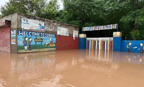 पाकिस्तान: बाढ़ की चपेट में आए स्वात इलाक़े में लड़कियों की शिक्षा को सहारा