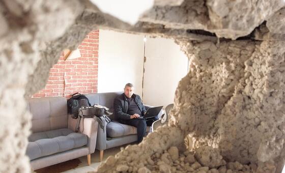 बर्बादी के मलबे से उठी आवाज़: ग़ाज़ा में रेडियो स्टेशन की वापसी