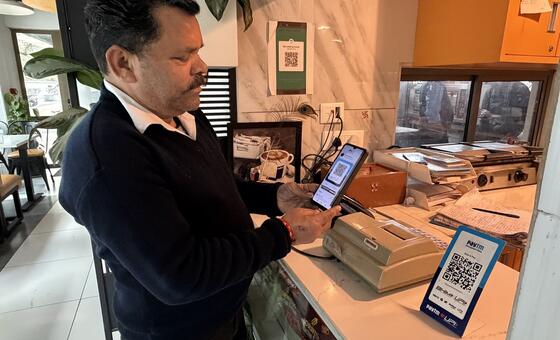 भारत: रोज़मर्रा के जीवन में डिजिटल भुगतान, तेज़ गति के साथ बदलाव भी