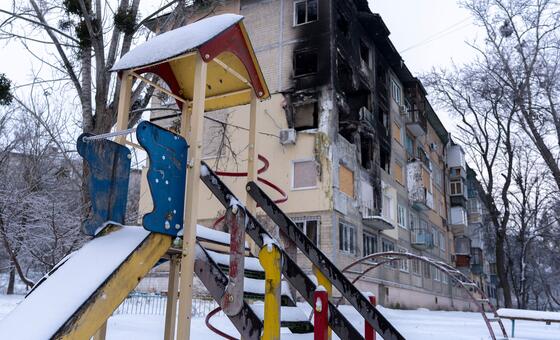 यूक्रेन: अलग-अलग रूसी सैन्य हमलों में आम नागरिक घायल, खदानकर्मियों की मौत