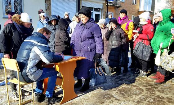 यूक्रेन: निरन्तर हमलों, ठप सेवाओं व समर्थन में कटौती से भीषण दबाव में महिलाएँ