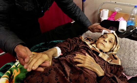 'हम यहाँ मर रहे हैं': ग़ाज़ा से बाहर जाने के लिए कैंसर पीड़ितों की गुहार