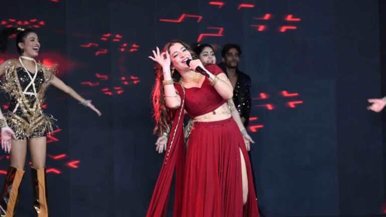 Jasmine Sandlas: दिल्ली कॉन्सर्ट में जैस्मिन सैंडलस ने बीच में रोका शो, बोलीं – “महिलाएं सुरक्षित नहीं तो मैं गाना नहीं गाऊंगी”