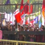 JNU Protest: जेएनयू के छात्रों ने फिर काटा बवाल, पुलिस पर फेंके जूते, डंडे और दांतों से भी काटा, 50 से ज्यादा हिरासत में