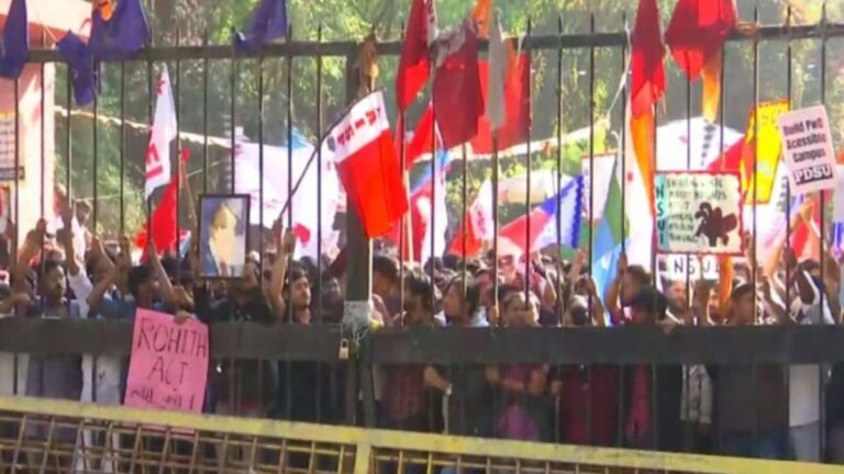 JNU Protest: जेएनयू के छात्रों ने फिर काटा बवाल, पुलिस पर फेंके जूते, डंडे और दांतों से भी काटा, 50 से ज्यादा हिरासत में