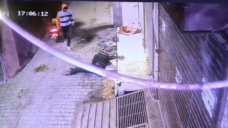 दिल्ली में इंसानियत शर्मसार, सड़क पर तड़पते शख्स का मोबाइल लेकर फरार हुए स्कूटी सवार; CCTV देख खून खौल उठेगा