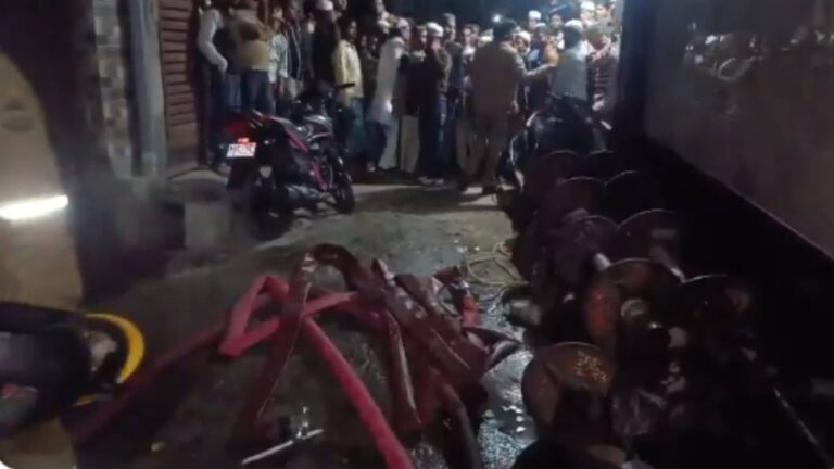 Meerut: मेरठ में कपड़ा कारोबारी के घर लगी भीषण आग, परिवार के 6 लोग जिंदा जले, मरने वालों में 6 माह के जुड़वां बच्चे भी, हर तरफ पसरा मातम