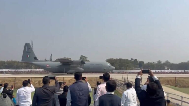 प्रधानमंत्री मोदी ने असम में हाईवे पर C-130J विमान से की ऐतिहासिक लैंडिंग