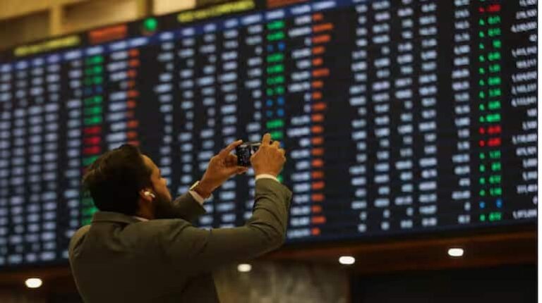 Pakistan Stock Market Falls: पाकिस्तान के शेयर बाजार में बड़ी गिरावट, अफगानिस्तान से लड़ाई की वजह से शेयरों में बिकवाली