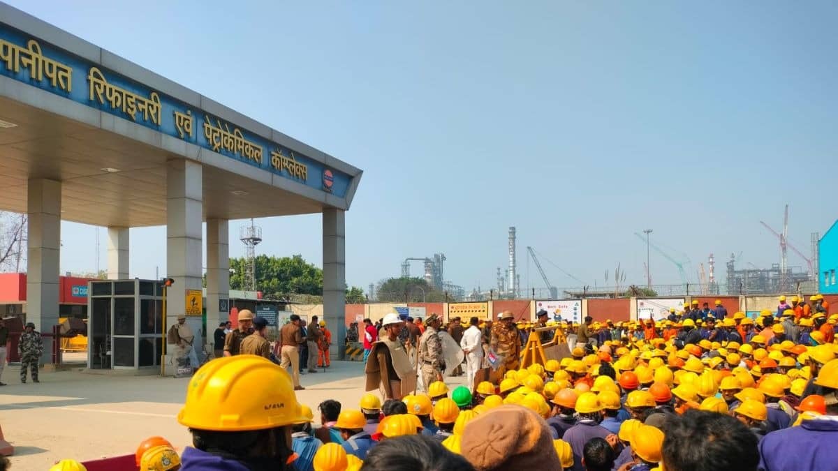 सुरक्षाबलों पर पथराव, गाड़ियों को पलटा, तोड़फोड़ की... पानीपत में लाठी-डंडों से लैस होकर कर्मचारियों ने किया बवाल, क्या है मांग?