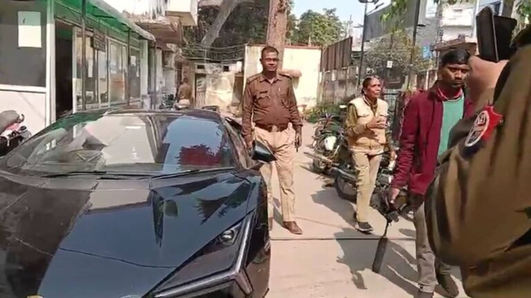 Kanpur: लैम्बोर्गिनी सवार ने 6 लोगों को कुचला, तो पुलिसकर्मी कार्रवाई के बजाय लग्जरी कार के साथ फोटो खिंचवाने में दिखे मस्त, Video Viral