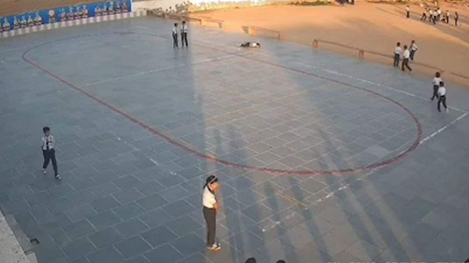 VIDEO: स्कूल ग्राउंड में खेलते समय अचानक लड़खड़ाकर गिरी लड़की, राजस्थान में 9 साल की छात्रा की हार्ट अटैक से मौत