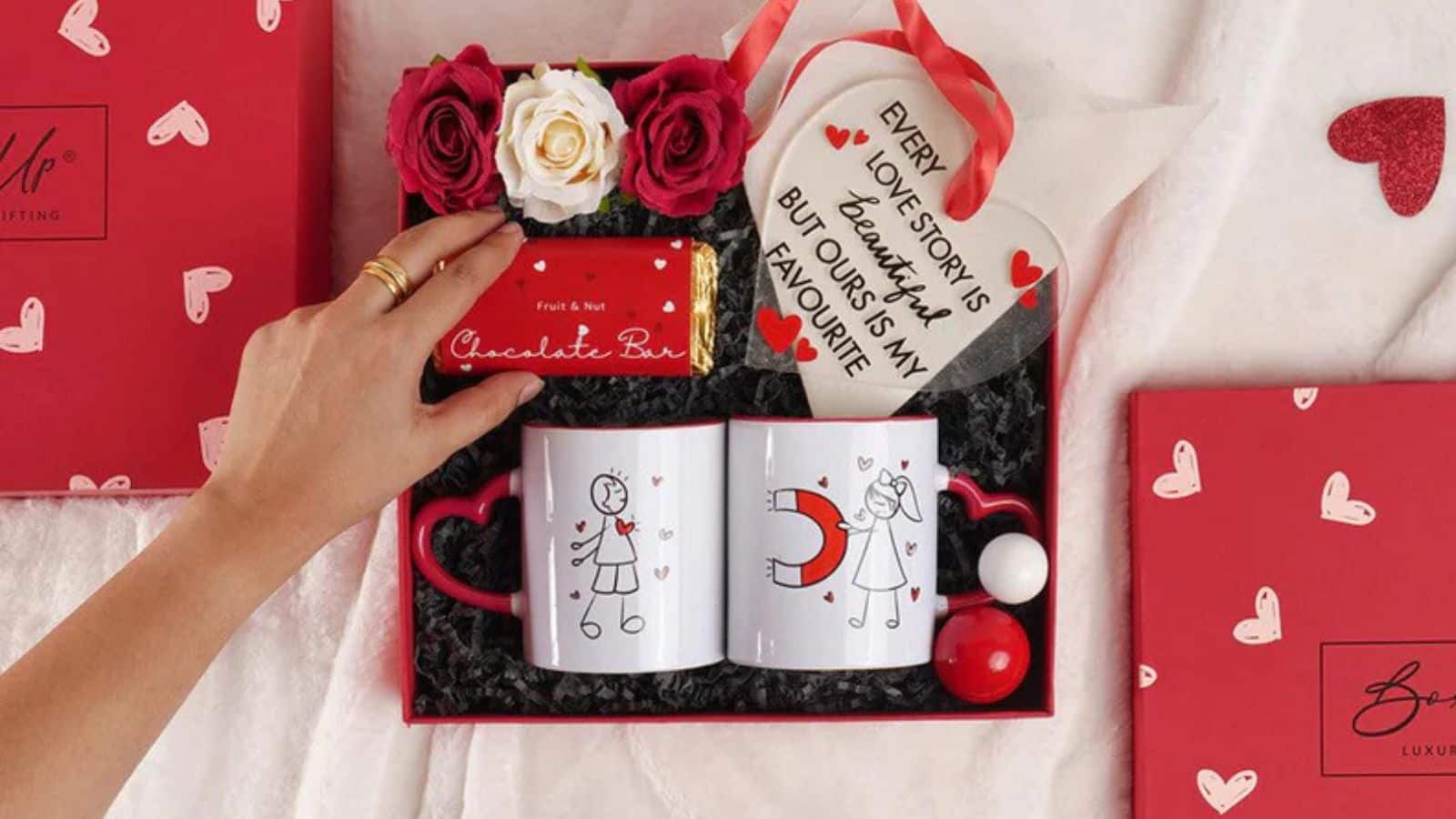 Propose Day Gift Ideas 2026: आपका क्रश फटा-फट कहेगा ‘YES’, अगर देंगे प्रपोज डे पर ये गिफ्ट