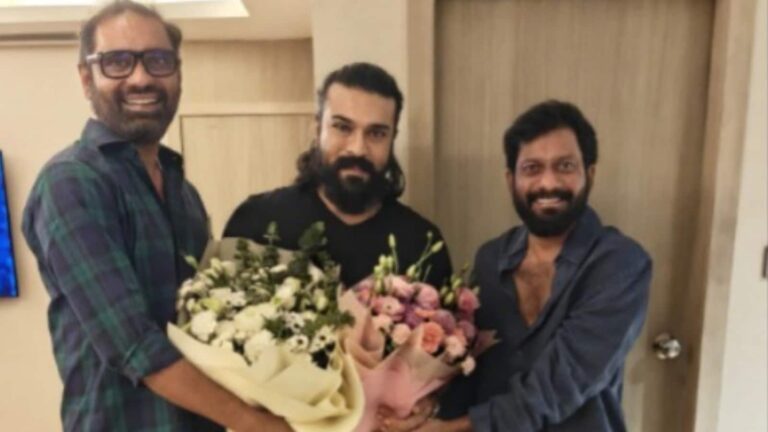 Peddi:  ‘पेड्डी’ के निर्माता वेंकट सतीश किलारू- निर्देशक बुच्ची बाबू सना ने राम चरण को दी बधाई, शेयर की फोटो