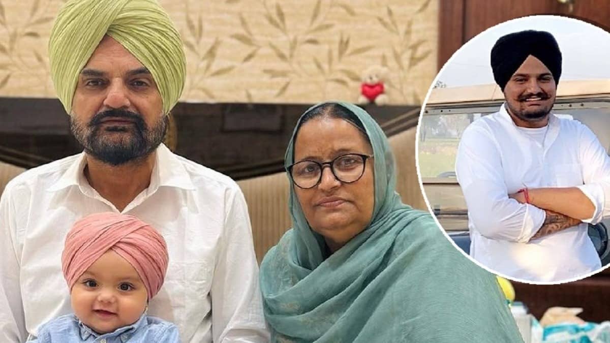 बेटे की मौत के बाद संकट में सिद्धू मूसेवाला का परिवार? SSP ऑफिस के बाहर धरने पर क्यों बैठे माता-पिता