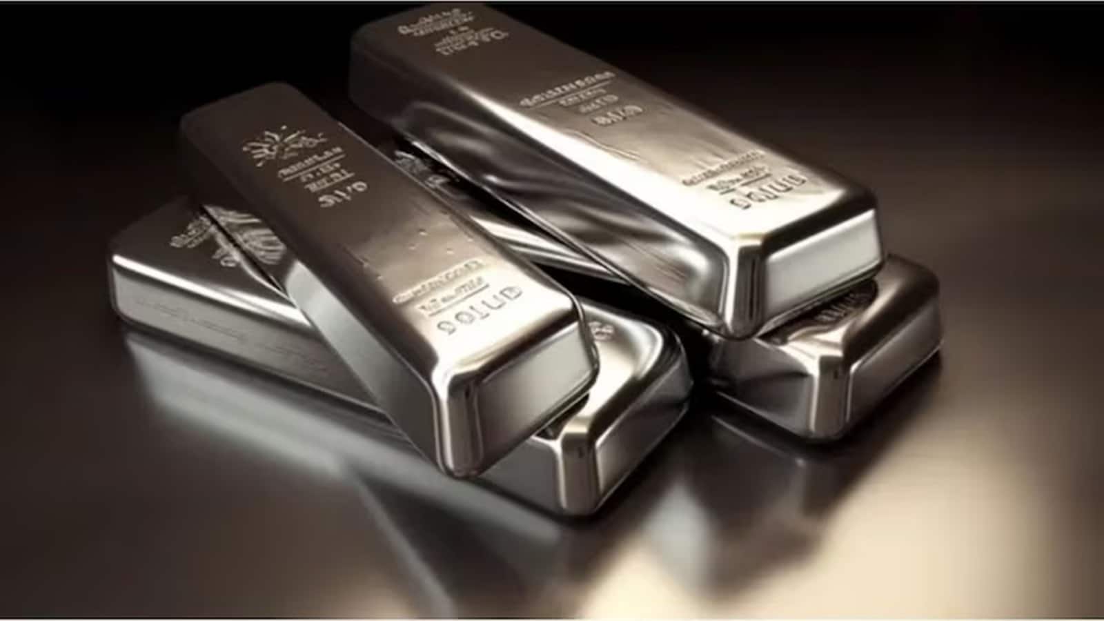 Silver Price Today: चांदी में तेज गिरावट, MCX पर 8% से ज्यादा टूटी कीमतें, निवेशक रहें सतर्क