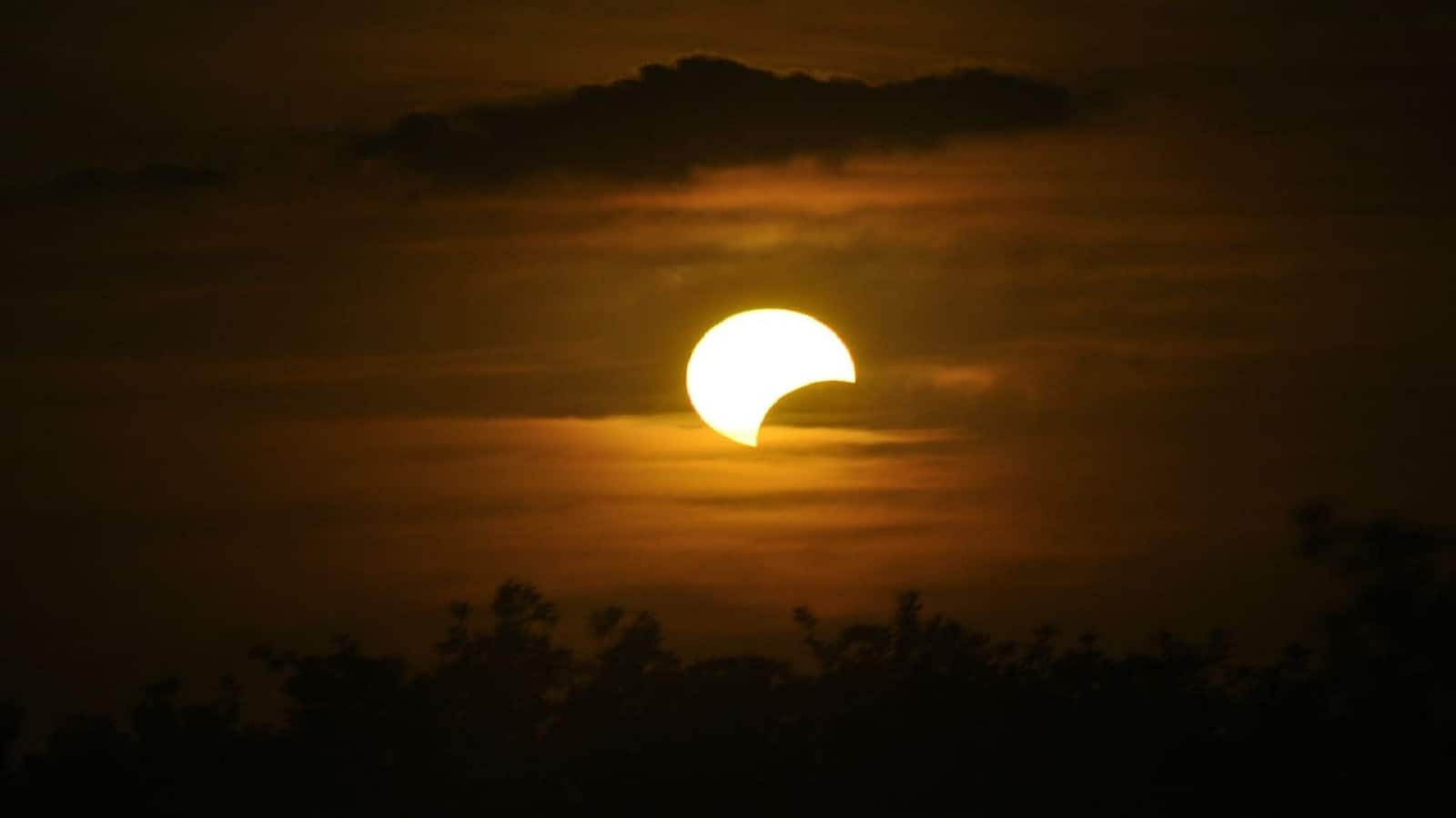 Solar Eclipse 2026 Today: साल के पहले सूर्य ग्रहण का आंशिक चरण शुरू, सिर्फ अंटार्कटिका में बनेगा ‘रिंग ऑफ फायर’, बाकी जगह होगा आंशिक ग्रहण