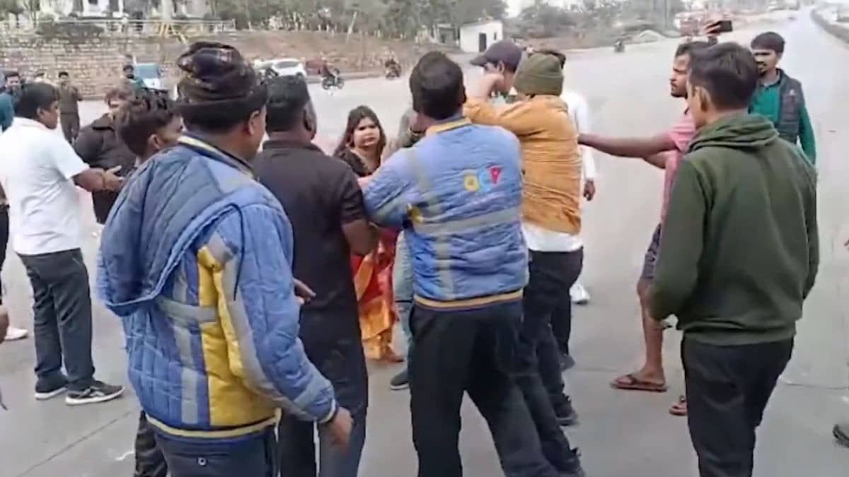 टोल कर्मी हैं या गुंडे? सोनभद्र में महिला अधिवक्ता से टोल कर्मियों ने की मारपीट, Video Viral