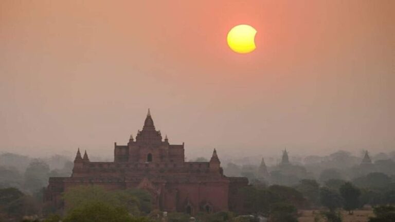 Surya Grahan 2026: कल लग रहे सूर्य ग्रहण से इन 4 राशियों को हो सकता है नुकसान, कुंभ राशि में बना खतरनाक ग्रहण योग