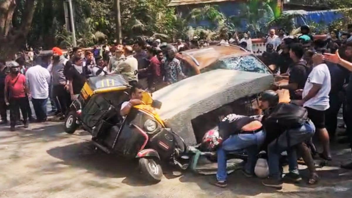 BREAKING: ऑटो रिक्शा पर धड़ाम से गिरा मुंबई मेट्रो का पिलर, कार भी चपेट में आई; कई लोग दबे, VIDEO