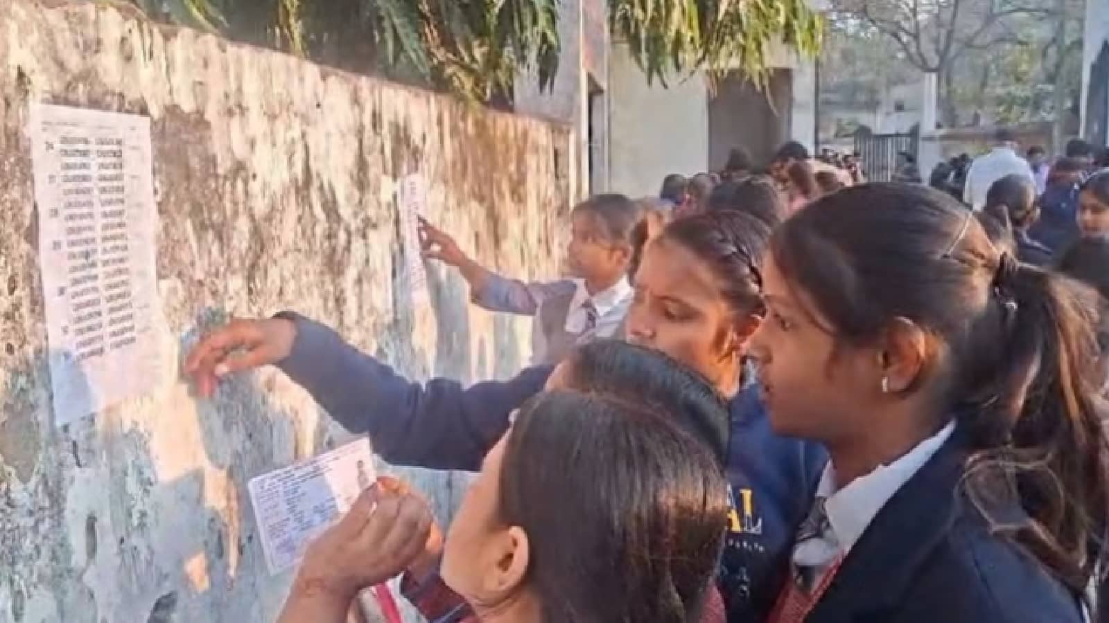 UP Board Exams 2026: आज से शुरू हुई यूपी बोर्ड हाईस्कूल-इंटरमीडिएट की परीक्षा, सीएम योगो आदित्यनाथ ने छात्रों को दी शुभकामनाएं