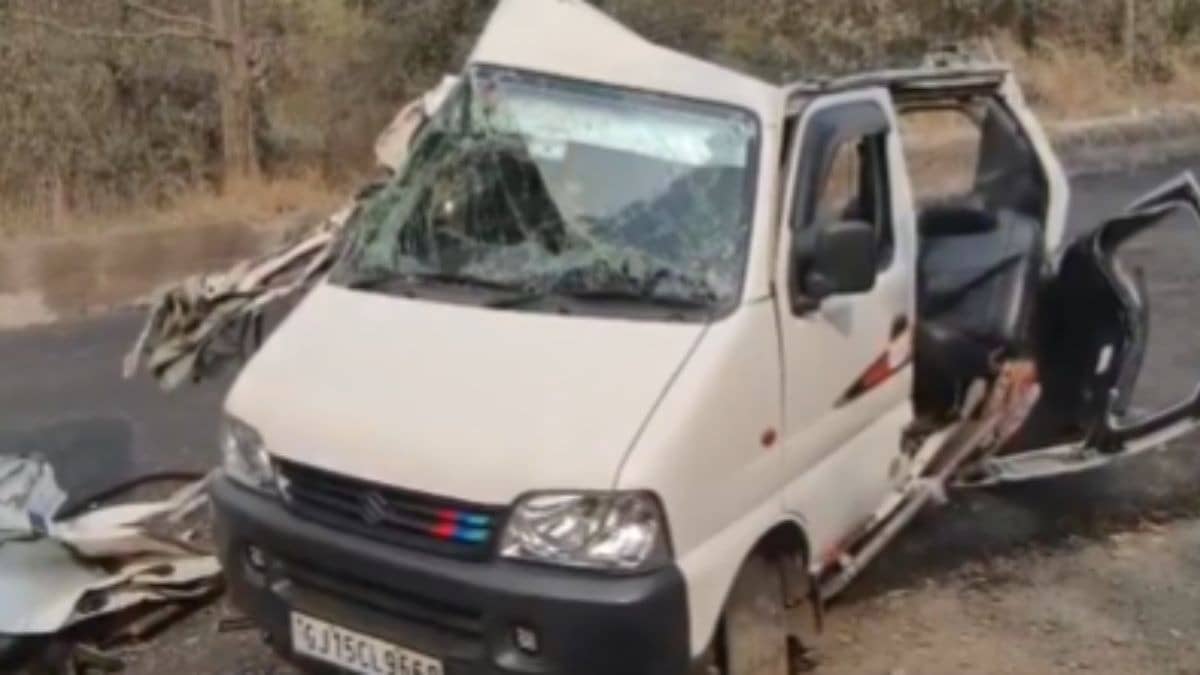 BREAKING: गुजरात के वलसाड में भीषण सड़क हादसा, ट्रक और कार की टक्कर में 7 लोगों की मौके पर मौत; दर्दनाक VIDEO