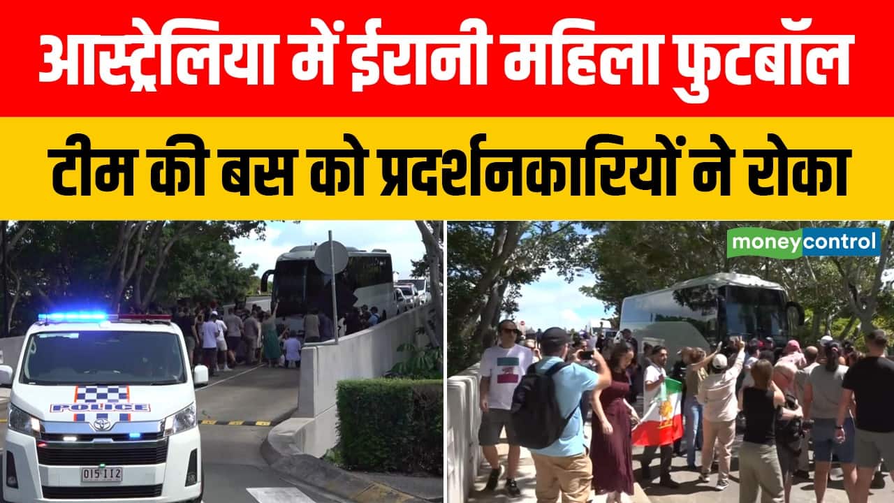 आस्ट्रेलिया में ईरानी महिला फुटबॉल टीम की बस के आगे प्रदर्शन