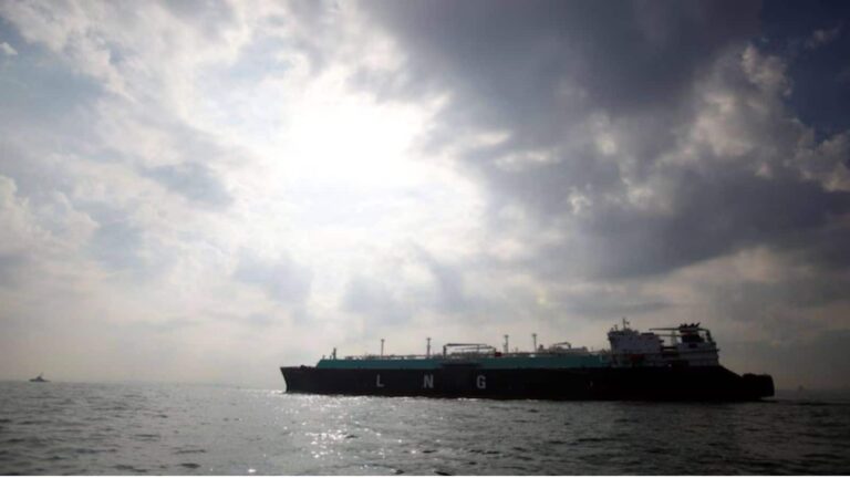 ओमान के पास व्यापारिक जहाजों पर ईरानी हमले में 3 भारतीय नाविकों की मौत, मिडिल ईस्ट में धधक रही है आग