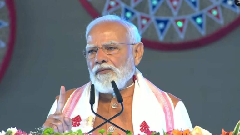 PM Modi in Assam: 'कांग्रेस झूठे वादों की दुकान है', असम चुनाव से पहले पीएम मोदी का कांग्रेस पर बड़ा हमला