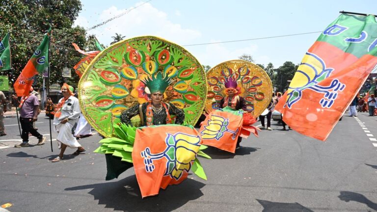 Keralam Election 2026: महिलाओं को ₹2,500 मंथली! 2 फ्री LPG सिलेंडर और बुजुर्गों को पेंशन, केरलम में BJP का घोषणापत्र जारी