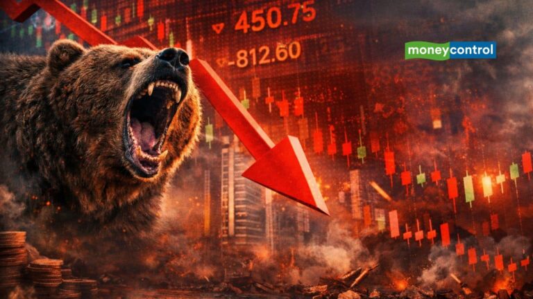 Bear Market: बेयर मार्केट में 80% स्टॉक्स! गिरावट में खरीदारी का मौका, या फिर बेचकर भागने में भलाई?