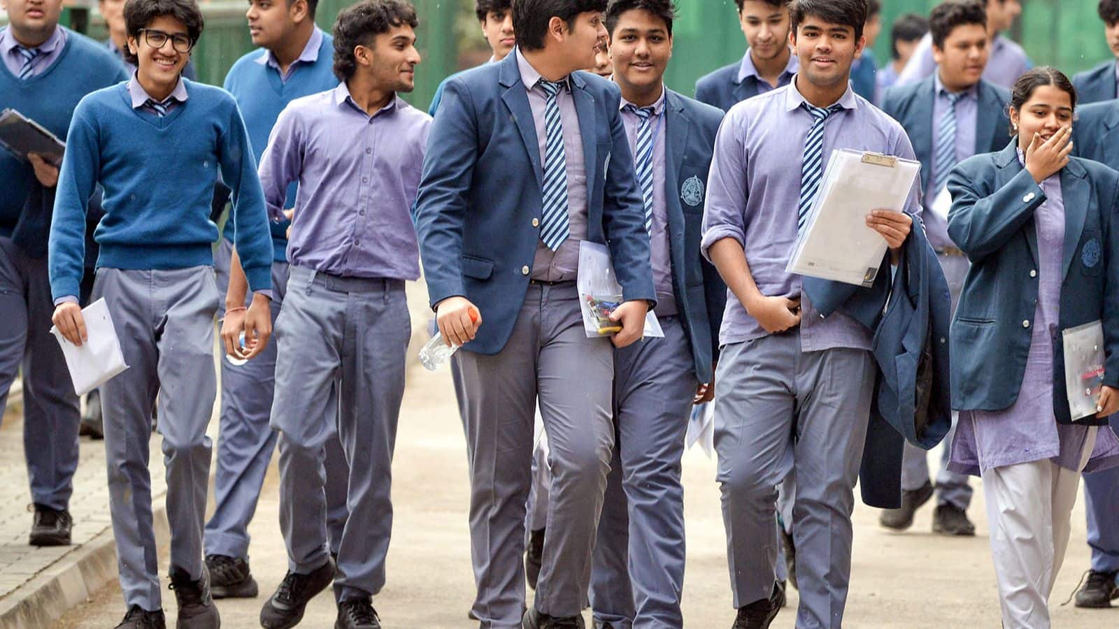 CBSE Board Exam 2026: मीडिल ईस्ट में युद्ध का असर, 16 मार्च से 10 अप्रैल तक की परीक्षाएं रद्द