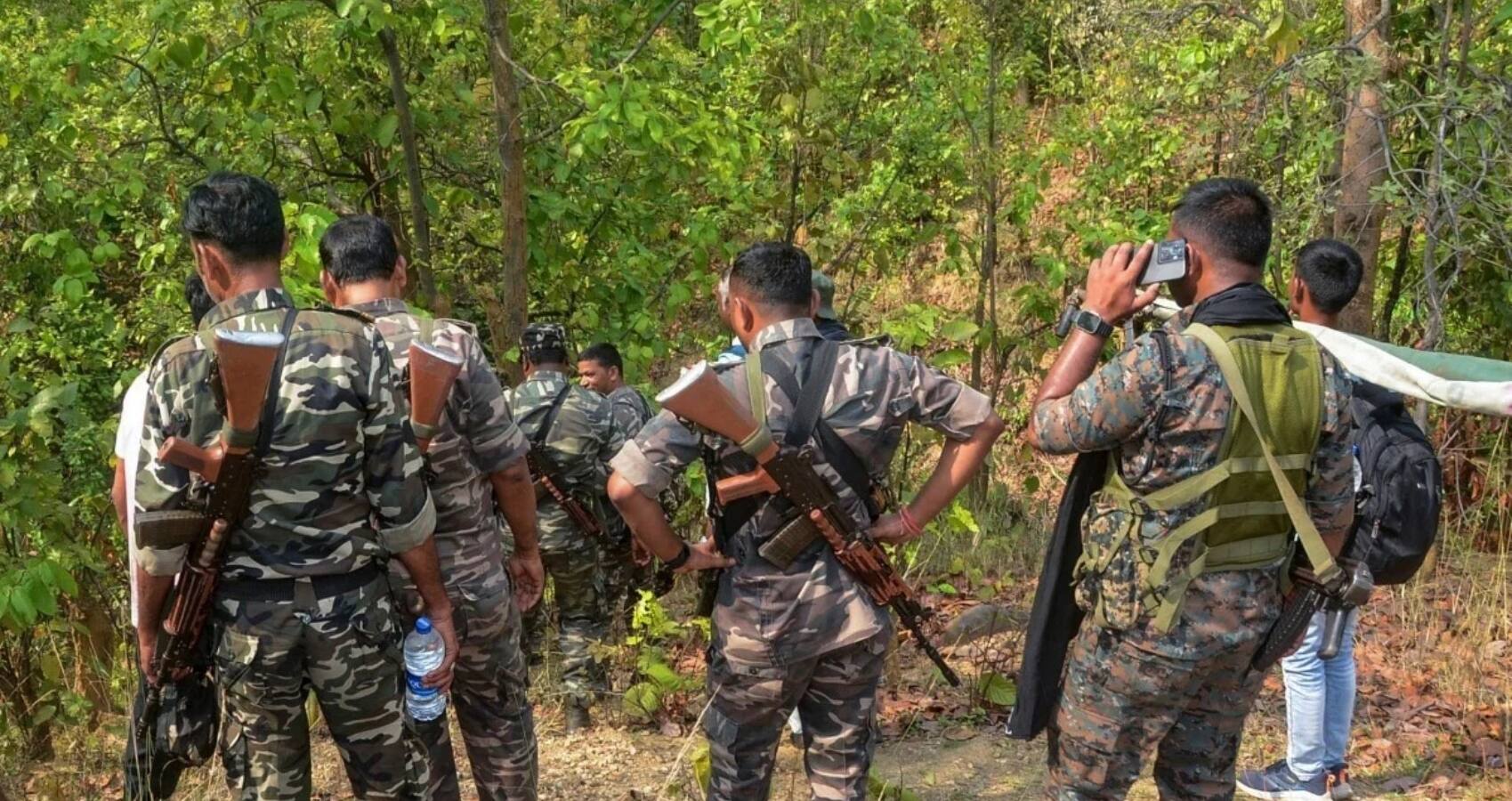 Chhattisgarh Naxal Encounter: छत्तीसगढ़ में सुरक्षाबलों की बड़ी कामयाबी, 5 लाख का इनामी नक्सली मुठभेड़ में ढेर